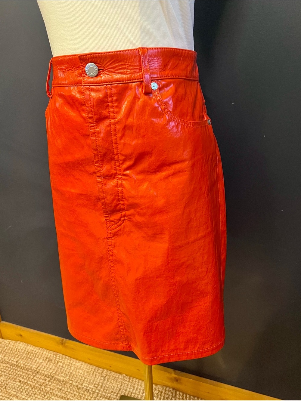 HELMUT LANG Orange patent leather skirt with 5 pockets. - Picture 3 of 9